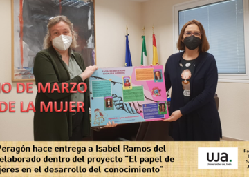 Alicia Peragón hace entrega a Isabel Ramos del poster elaborado dentro del proyecto "El papel de las mujeres en el desarrollo del conocimiento".